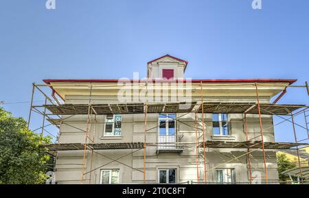 rénovation de vieux bâtiments. échafaudage près de la façade du bâtiment en reconstruction. Banque D'Images