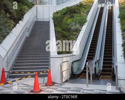 TOKYO, JAPON - 28 septembre 2023 : escalier roulant extérieur et escaliers à la tour de la gare de Toranomon Hills. Banque D'Images