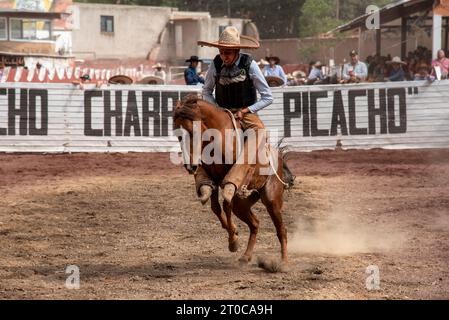 Coacalco, Estado de Mexico, Mexique. 16 septembre 2023. Un homme monte un cheval dans une compétition traditionnelle connue sous le nom de charrreada. Banque D'Images