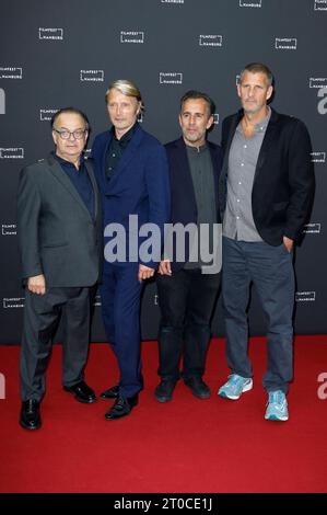 Albert Wiederspiel, Mads Mikkelsen, Nikolaj Arcel und Anders Thomas Jensen BEI der Premiere des Kinofilms King s Land/The Promised Land/Bastarden auf dem 31. Filmfest Hamburg 2023 im CinemaxX Dammtor. Hambourg, 05.10.2023 *** Albert Wiederspiel, Mads Mikkelsen, Nikolaj Arcel et Anders Thomas Jensen lors de la première du long métrage King s Land The Promised Land Bastards au Filmfest Hambourg 2023 au CinemaxX Dammtor Hamburg, 05 10 2023 Foto:XC.xTamckex/xFuturexImagex Kings Land 31 3015 Credit : Imago/Alamy Live News Banque D'Images