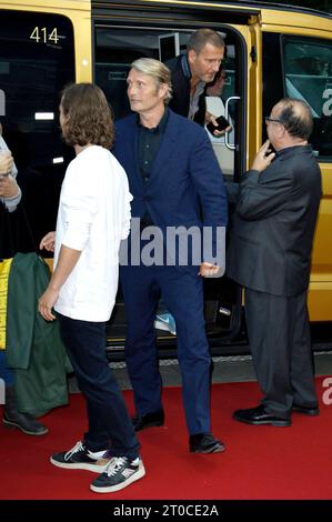 Mads Mikkelsen, Anders Thomas Jensen und Albert Wiederspiel BEI der Premiere des Kinofilms King s Land/The Promised Land/Bastarden auf dem 31. Filmfest Hamburg 2023 im CinemaxX Dammtor. Hambourg, 05.10.2023 *** Mads Mikkelsen, Anders Thomas Jensen et Albert Wiederspiel lors de la première du long métrage King s Land The Promised Land Bastards au Filmfest Hambourg 31 2023 au CinemaxX Dammtor Hamburg, 05 10 2023 Foto:XC.xTamckex/xFuturexImagex Kings Land 3013 crédit : Imago/Alamy Live News Banque D'Images