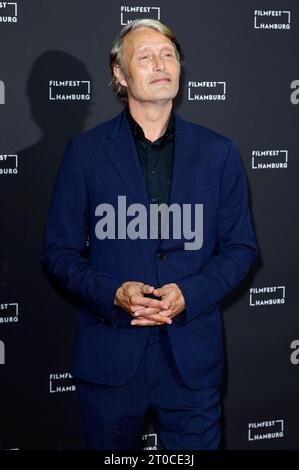 Mads Mikkelsen BEI der Premiere des Kinofilms King s Land/The Promised Land/Bastarden auf dem 31. Filmfest Hamburg 2023 im CinemaxX Dammtor. Hambourg, 05.10.2023 *** Mads Mikkelsen à la première du long métrage King s Land The Promised Land Bastards au Filmfest Hambourg 31 2023 au CinemaxX Dammtor Hamburg, 05 10 2023 Foto:XC.xTamckex/xFuturexImagex Kings Land 3026 crédit : Imago/Alamy Live News Banque D'Images