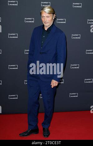 Mads Mikkelsen BEI der Premiere des Kinofilms King s Land/The Promised Land/Bastarden auf dem 31. Filmfest Hamburg 2023 im CinemaxX Dammtor. Hambourg, 05.10.2023 *** Mads Mikkelsen à la première du long métrage King s Land The Promised Land Bastards au Filmfest Hambourg 31 2023 au CinemaxX Dammtor Hamburg, 05 10 2023 Foto:XC.xTamckex/xFuturexImagex Kings Land 3024 crédit : Imago/Alamy Live News Banque D'Images