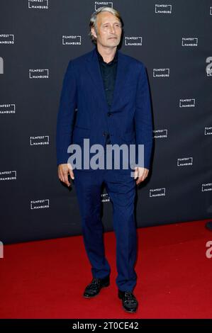 Mads Mikkelsen BEI der Premiere des Kinofilms King s Land/The Promised Land/Bastarden auf dem 31. Filmfest Hamburg 2023 im CinemaxX Dammtor. Hambourg, 05.10.2023 *** Mads Mikkelsen à la première du long métrage King s Land The Promised Land Bastards au Filmfest Hambourg 31 2023 au CinemaxX Dammtor Hamburg, 05 10 2023 Foto:XC.xTamckex/xFuturexImagex Kings Land 3025 crédit : Imago/Alamy Live News Banque D'Images