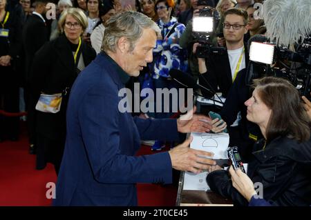 Mads Mikkelsen BEI der Premiere des Kinofilms King s Land/The Promised Land/Bastarden auf dem 31. Filmfest Hamburg 2023 im CinemaxX Dammtor. Hambourg, 05.10.2023 *** Mads Mikkelsen à la première du long métrage King s Land The Promised Land Bastards au Filmfest Hambourg 31 2023 au CinemaxX Dammtor Hamburg, 05 10 2023 Foto:XC.xTamckex/xFuturexImagex Kings Land 3035 crédit : Imago/Alamy Live News Banque D'Images