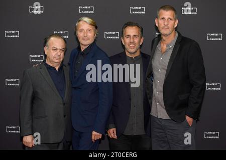 Albert Wiederspiel, Mads Mikkelsen, Nikolaj Arcel und Anders Thomas Jensen BEI der Premiere des Kinofilms King s Land/The Promised Land/Bastarden auf dem 31. Filmfest Hamburg 2023 im CinemaxX Dammtor. Hambourg, 05.10.2023 *** Albert Wiederspiel, Mads Mikkelsen, Nikolaj Arcel et Anders Thomas Jensen lors de la première du long métrage King s Land the Promised Land Bastards au Filmfest Hambourg 2023 au CinemaxX Dammtor Hamburg, 05 10 2023 Foto:XC.xNiehausx/xFuturexImagex Kings Land 31 3046 Credit : Imago/Alamy Live News Banque D'Images