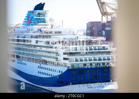 Marella Voyager ein Kreuzfahrtschiff der Reederei Marella Cruises im Hafen von Barcelona Marella Voyager ein Kreuzfahrtschiff der Reederei Marella Cruises im Einsatz fuer TUI Cruises Mein Schiff 2 im Hafen von Barcelona. Es ist ein Passagierschiff der Klasse Century-Klasse und ist 262, 51 m lang und 32, 20 m breit Barcelona Spanien *** Marella Voyager un bateau de croisière de la compagnie maritime Marella Cruises dans le port de Barcelone Marella Voyager un bateau de croisière de la compagnie maritime Marella Cruises en service pour TUI Cruises Mein Schiff 2 dans le port de Barcelone c'est un passager navire du C Banque D'Images