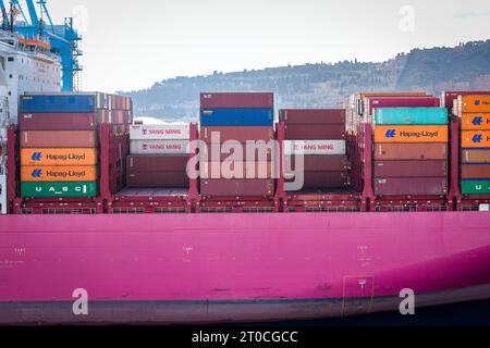 Containerschiff ONE Freedom Am Hafen von Barcelona XL-Containerschiff ONE Freedom BJ. 2022, 366 m zu Gast im Hafen von Barcelona. Mit seinen bis zu 15Ö242 Boxen an bord zu den grossen Containerschiffen. DAS Schiff gehoert zur Klasse der Ultra large Container Ships ULCS und ist in der Gruppe der weltweit groessten derzeit eingesetzten Containerschiffe angesiedelt. Barcelona Spanien *** porte-conteneurs ONE Freedom au port de Barcelone XL porte-conteneurs ONE Freedom BJ 2022, 366 m à l'invité au port de Barcelone avec ses boîtes jusqu'à 15Ö242 à bord des grands porte-conteneurs dont le navire fait partie Banque D'Images
