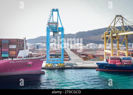 XL-Containerschiff ONE Freedom im Hafen von Barcelona XL-Containerschiff ONE Freedom BJ. 2022, 366 m zu Gast im Hafen von Barcelona. Mit seinen bis zu 15Ö242 Boxen an bord zu den grossen Containerschiffen. DAS Schiff gehoert zur Klasse der Ultra large Container Ships ULCS und ist in der Gruppe der weltweit groessten derzeit eingesetzten Containerschiffe angesiedelt. Mit dem Containerschiff Containerschiff CARLOTA B rechts welches dagegen sehr klein wirkt. Barcelona Spanien *** XL porte-conteneurs ONE Freedom dans le port de Barcelone XL porte-conteneurs ONE Freedom Construit 2022, 366 m invité dans le po Banque D'Images