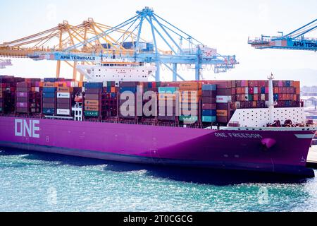 Containerschiff ONE Freedom Am Hafen von Barcelona XL-Containerschiff ONE Freedom BJ. 2022, 366 m zu Gast im Hafen von Barcelona. Mit seinen bis zu 15Ö242 Boxen an bord zu den grossen Containerschiffen. DAS Schiff gehoert zur Klasse der Ultra large Container Ships ULCS und ist in der Gruppe der weltweit groessten derzeit eingesetzten Containerschiffe angesiedelt. Barcelona Spanien *** porte-conteneurs ONE Freedom au port de Barcelone XL porte-conteneurs ONE Freedom BJ 2022, 366 m à l'invité au port de Barcelone avec ses boîtes jusqu'à 15Ö242 à bord des grands porte-conteneurs dont le navire fait partie Banque D'Images