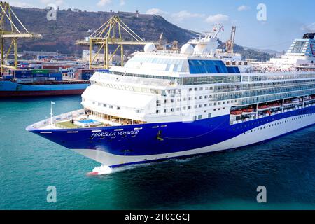 Marella Voyager ein Kreuzfahrtschiff der Reederei Marella Cruises im Hafen von Barcelona Marella Voyager ein Kreuzfahrtschiff der Reederei Marella Cruises im Einsatz fuer TUI Cruises Mein Schiff 2 im Hafen von Barcelona. Es ist ein Passagierschiff der Klasse Century-Klasse und ist 262, 51 m lang und 32, 20 m breit Barcelona Spanien *** Marella Voyager un bateau de croisière de la compagnie maritime Marella Cruises dans le port de Barcelone Marella Voyager un bateau de croisière de la compagnie maritime Marella Cruises en service pour TUI Cruises Mein Schiff 2 dans le port de Barcelone c'est un passager navire du C Banque D'Images