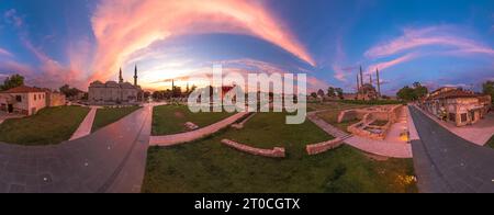 Edirne, soirée Turquie avec paysage urbain époustouflant. Eski Ulu Old Mosque et Selimiye Mosqueare dans des teintes dorées au coucher du soleil, encadrées par la présence gracieuse de Banque D'Images