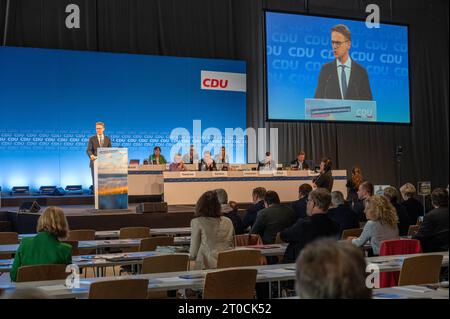 Kiel, Neumünster, Allemagne, 05.10.2023, CDU Schleswig-Holstein, Landesvertreterversammlung und 75. Landesparteitag, sowie Kandidatenaufstellung für die Europawahl 2024 *** Kiel, Neumünster, Allemagne, 05 10 2023, CDU Schleswig Holstein, réunion des représentants de l'État et conférence des partis de l'État de 75, ainsi que des candidats aux élections européennes de 2024 crédit : Imago/Alamy Live News Banque D'Images