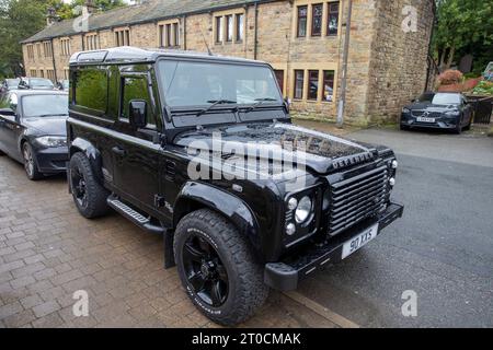 Black Land Rover Defender 90 deux portes garé à Lancashire, Angleterre, Royaume-Uni, septembre 2023 avec plaque d'immatriculation privée Banque D'Images