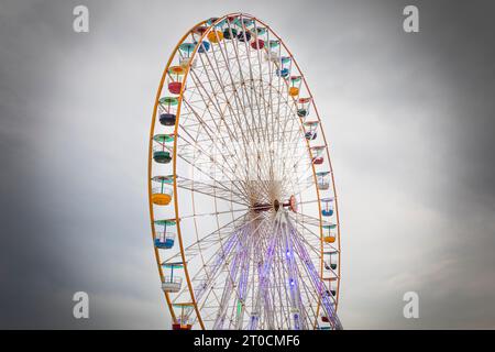 La grande roue illuminée au Barcares, France. Banque D'Images