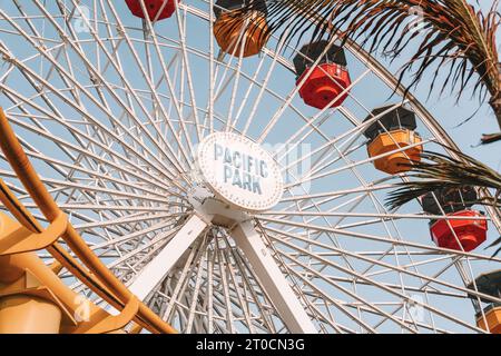 Roue Pacifique. Grande roue solaire à Pacific Park sur Santa Monica Pier. Parc d'attractions en bord de mer à Santa Monica, Los Angeles, USA. Banque D'Images