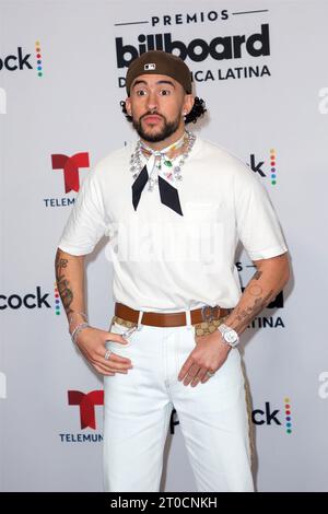 Miami (États-Unis d ' Amérique). 05 octobre 2023. PREMIOS BILLBOARD DE LA Música LATINA 2023 -- photo : Bad Bunny arrivant au Watsco Center à Coral Gables, FL le 5 octobre 2023 (photo Alberto E. Tamargo/Sipa USA) crédit : SIPA USA/Alamy Live News Banque D'Images