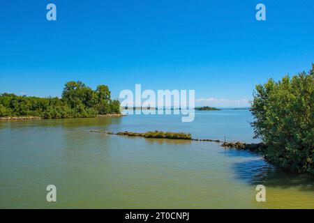 Eaux peu profondes dans la section Grado de la lagune de Marano et Grado dans le Frioul-Vénétie Julienne, au nord-est de l'Italie. Août Banque D'Images