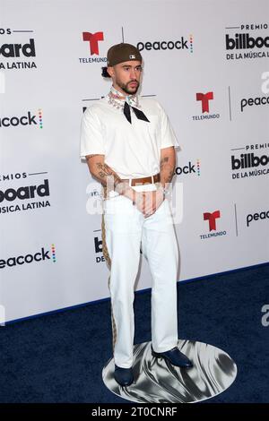 Miami (États-Unis d ' Amérique). 05 octobre 2023. PREMIOS BILLBOARD DE LA Música LATINA 2023 -- photo : Bad Bunny arrivant au Watsco Center à Coral Gables, FL le 5 octobre 2023 (photo Alberto E. Tamargo/Sipa USA) crédit : SIPA USA/Alamy Live News Banque D'Images