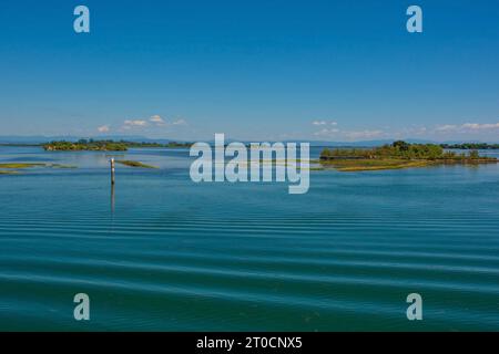 Un marqueur de canal montre le bord d'un canal navigable dans les eaux peu profondes de la section Grado de la lagune de Marano et Grado au Frioul, en Italie Banque D'Images