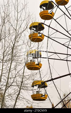 Capsules sur une grande roue dans un parc d'attractions à Pripyat, en Ukraine, une ville peuplée par des familles du personnel de Tchernobyl avant la catastrophe. Octobre 2012 Banque D'Images