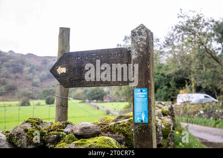 Lake District parc national en bois panneaux indiquant Easdale Tarn et Grasmere, Cumbria, Angleterre, Royaume-Uni Banque D'Images