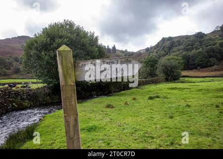 Parc national Lake District, vallée d'Easedale près de Grasmere et panneau en bois à Easedale Tarn à 1 km, Cumbria, Angleterre, Royaume-Uni Banque D'Images