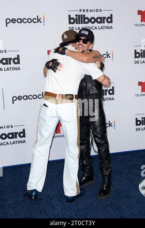 Miami (États-Unis d ' Amérique). 05 octobre 2023. PREMIOS BILLBOARD DE LA Música LATINA 2023 -- photo : Bad Bunny et Yandel arrivant au Watsco Center à Coral Gables, FL le 5 octobre 2023 (photo Alberto E. Tamargo/Sipa USA) crédit : SIPA USA/Alamy Live News Banque D'Images