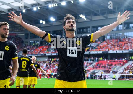 CLASSÉ - 16 septembre 2023, Bade-Württemberg, Freiburg im Breisgau : football : Bundesliga, SC Freiburg - Borussia Dortmund, Journée 4, Europa-Park Stadion. Mats Hummels (r) de Dortmund applaudit après avoir marqué le but pour atteindre 2:4. Hummels revient en équipe nationale de football après plus de deux ans. Le nouvel entraîneur allemand Nagelsmann a nommé le défenseur de 34 ans aux côtés des nouveaux arrivants Führich, Behrens et Andrich vendredi pour le prochain voyage de l'équipe de la DFB en Amérique, qui comprend des matchs contre les États-Unis et le Mexique. Photo : Tom Weller/dpa - REMARQUE IMPORTANTE : conformément aux exigences du Banque D'Images