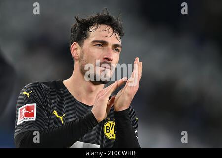 CLASSÉ - 27 novembre 2021, Basse-Saxe, Wolfsburg : football : Bundesliga, VfL Wolfsburg - Borussia Dortmund, Journée 13 à la Volkswagen Arena. Les Mats Hummels de Dortmund tapent les mains. Hummels revient en équipe nationale de football après plus de deux ans. Le nouvel entraîneur allemand Nagelsmann a nommé le défenseur de 34 ans aux côtés des nouveaux arrivants Führich, Behrens et Andrich vendredi pour le prochain voyage de l'équipe de la DFB en Amérique, qui comprend des matchs contre les États-Unis et le Mexique. Photo : Swen Pförtner/dpa - REMARQUE IMPORTANTE : conformément aux exigences de la DFL Deutsche Fußball Liga et de la DFB de Banque D'Images