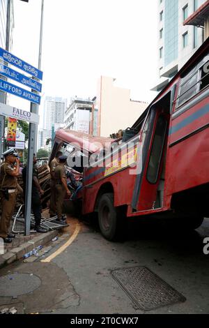 Colombo, Sri Lanka. 6 octobre 2023. Cette photo montre une scène d'accident à Colombo, au Sri Lanka, le 6 octobre 2023. Cinq personnes sont mortes lorsqu'un arbre est tombé dans un bus à Colombo vendredi matin, a déclaré aux médias un porte-parole de l'Hôpital national de Colombo. Le bus se dirigeait vers Deniyaya, dans le sud du Sri Lanka, depuis Colombo lorsque l'accident a eu lieu. Crédit : Gayan Sameera/Xinhua/Alamy Live News Banque D'Images