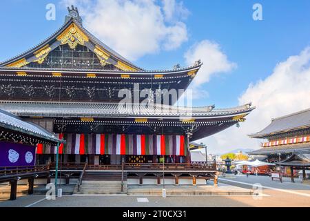 Kyoto, Japon - Mars 30 2023 : Temple Higashi Honganji situé au centre de Kyoto, l'une des deux sous-sectes dominantes du bouddhisme Shin au Japon et abr Banque D'Images