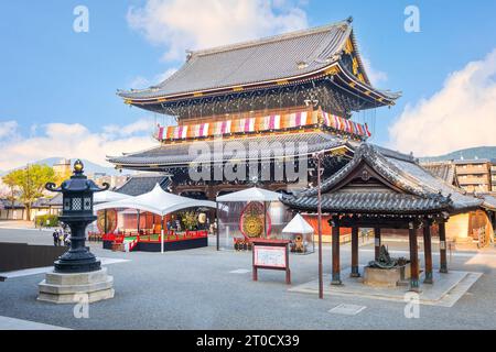 Kyoto, Japon - Mars 30 2023 : Temple Higashi Honganji situé au centre de Kyoto, l'une des deux sous-sectes dominantes du bouddhisme Shin au Japon et abr Banque D'Images