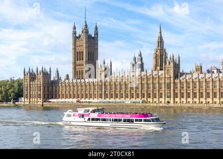 Bateau de croisière passant devant les chambres du Parlement sur la Tamise, South Bank, London Borough of Lambeth, Greater London, England, Royaume-Uni Banque D'Images