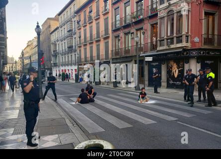 Grenade, Espagne. 06 octobre 2023. Les militants écologistes sont restés coincés dans la rue principale et la circulation compliquée dans le centre-ville de Grenade avant le début du Sommet de l'Europe à Grenade, Espagne, le 6 octobre 2023. Crédit : Jiresova Nobilisova Sarka/CTK photo/Alamy Live News Banque D'Images