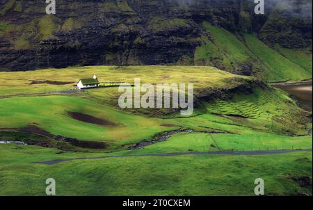 Beau paysage rural d'été du village Saksun avec gazon typique - maisons supérieures, îles Féroé. Splendide scène de l'île de Streymoy, Danemark, Banque D'Images