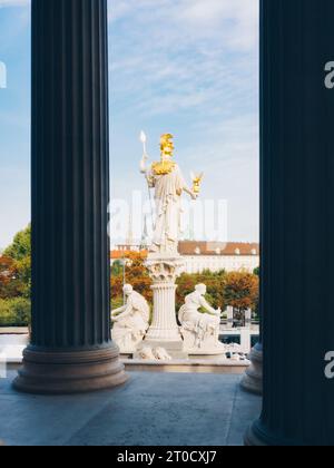 Statue de Pallas Athene devant les chambres du Parlement autrichien à Vienne, Autriche, Europe. Symbolique pour la démocratie et la liberté. Banque D'Images