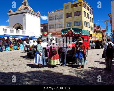 Des gens à Copacabana sur Altiplano, Bolivie Banque D'Images