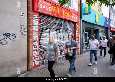 Fermeture des espaces commerciaux avec volets sur Oxford Street le 27 septembre 2023 à Londres, Royaume-Uni. Les choses ont été difficiles pour les petites entreprises au cours des deux dernières années, surtout aujourd'hui avec la crise actuelle du coût de la vie et les pressions financières croissantes sur le coût des biens, dans lesquelles les prix de nombreux biens essentiels au Royaume-Uni ont commencé à augmenter plus rapidement que les revenus des ménages, entraînant une baisse des revenus réels. Cela est dû en partie à une hausse de l'inflation au Royaume-Uni, ainsi qu'à l'impact économique des questions étrangères. Banque D'Images