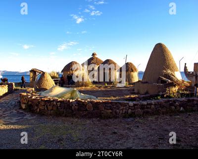 Le petit village sur le lac Titicaca dans les Andes, Copacabana, Bolivie Banque D'Images