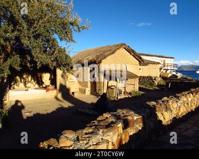 Le petit village sur le lac Titicaca dans les Andes près de Copacabana, Bolivie Banque D'Images