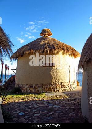 Le petit village sur le lac Titicaca dans les Andes près de Copacabana, Bolivie Banque D'Images