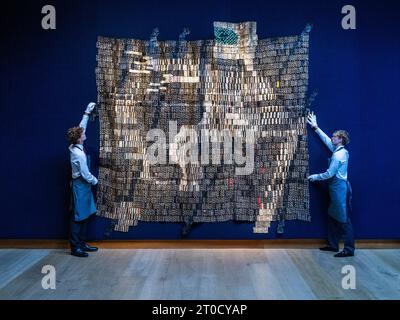 Londres, Royaume-Uni. 6 octobre 2023. El Anatsui, Warrier, 2015, est £700,000-1 000 000 - 20th/21st Century : London Evening sale Highlights at Christies London. Crédit : Guy Bell/Alamy Live News Banque D'Images