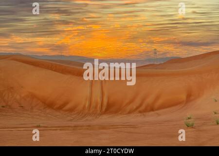 Vue imprenable sur le désert et les dunes de Dubaï. Des gens marchant tôt le matin dans le désert Banque D'Images