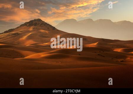 Vue imprenable sur le désert et les dunes de Dubaï. Des gens marchant tôt le matin dans le désert Banque D'Images