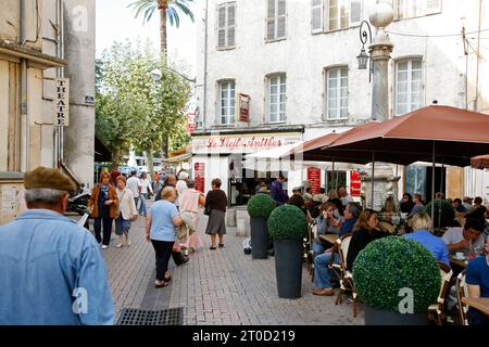 Vieil Antibes, les gens assis à un café dans la vieille ville, Antibes, Alpes Maritimes, Provence, France. Banque D'Images