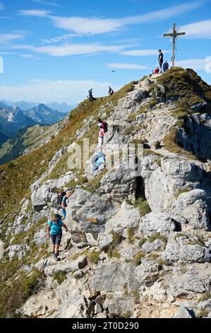 Randonneur au sommet de la grosse Klammspitze, Alpes d'Ammergau, haute-Bavière, Bavière, Allemagne Banque D'Images