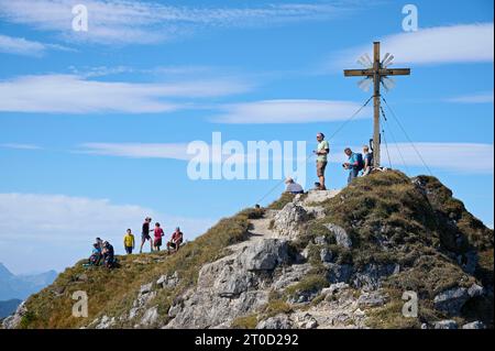 Randonneur au sommet de la grosse Klammspitze, Alpes d'Ammergau, haute-Bavière, Bavière, Allemagne Banque D'Images