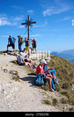 Randonneur au sommet de la grosse Klammspitze, Alpes d'Ammergau, haute-Bavière, Bavière, Allemagne Banque D'Images