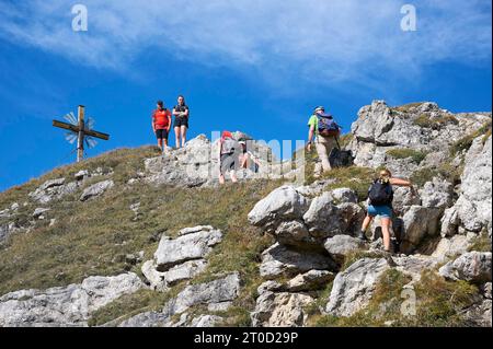 Randonneur au sommet de la grosse Klammspitze, Alpes d'Ammergau, haute-Bavière, Bavière, Allemagne Banque D'Images